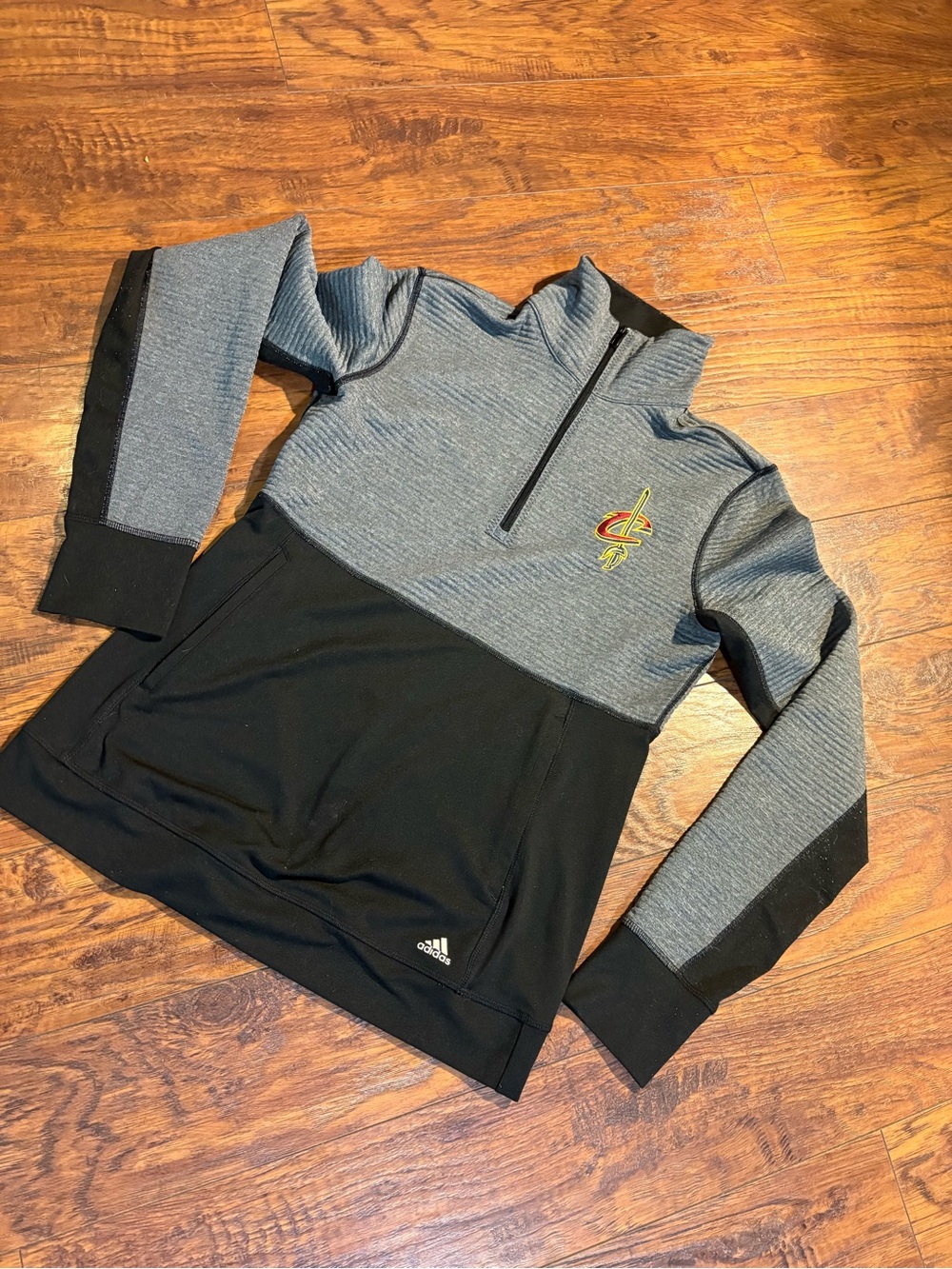 Adidas women’s size S Cleveland Cavs quarter zip top